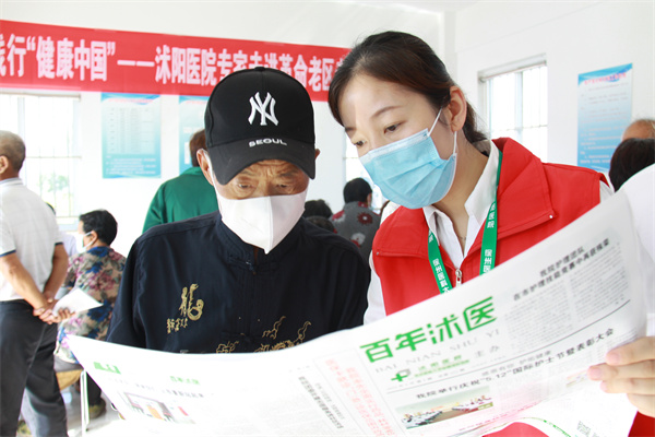志愿者讲解 (2).jpg